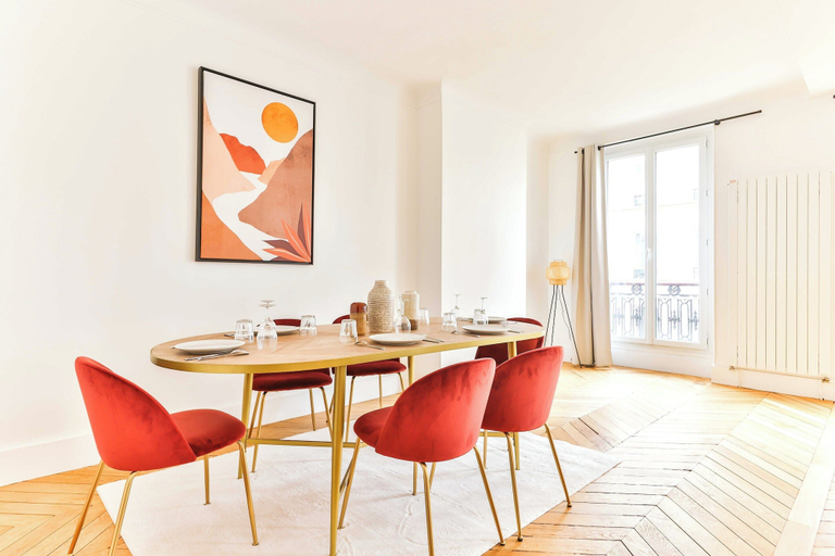 Dining 5, 2bdr / 4P Apartment Montmartre/moulin Rouge, Paris
