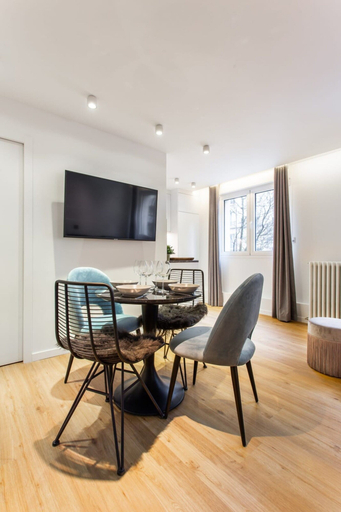 Dining 5, Charming Apartment - 1br/4p - Canal St Martin, Paris
