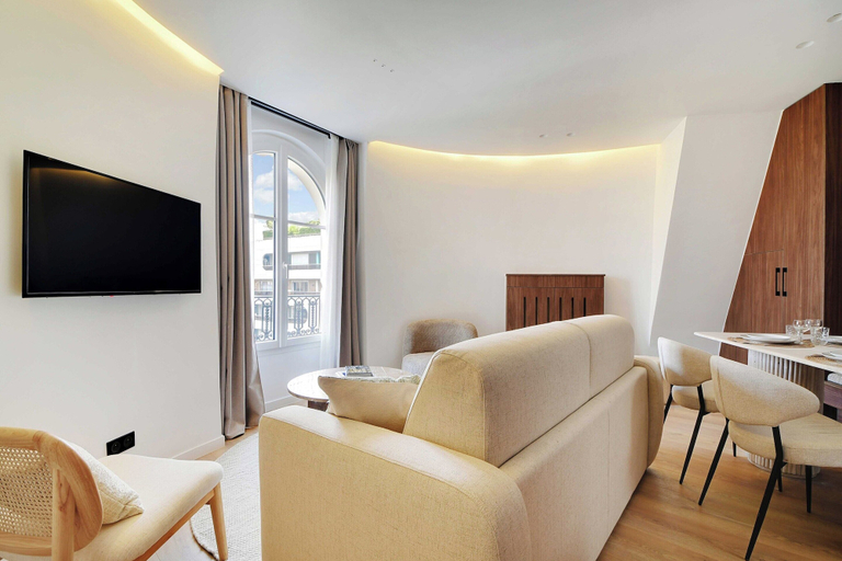 Living area 4, Modern Apt -1br/4p - View Eiffel Tower / Passy, Paris