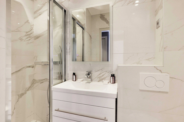 Others 3, Modern Apartment & Terrace - 2br/6p - Near Place Voltaire, Paris