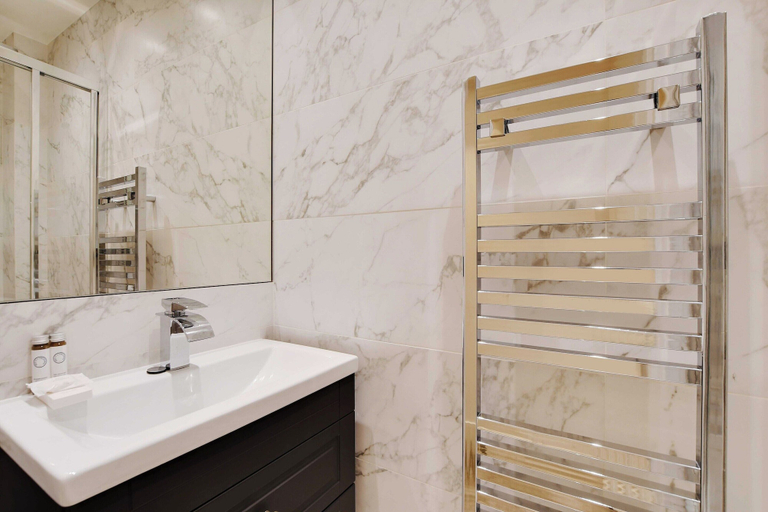 Bathroom 3, Modern Apartment - 2br/6p - Enfants-rouges, Paris