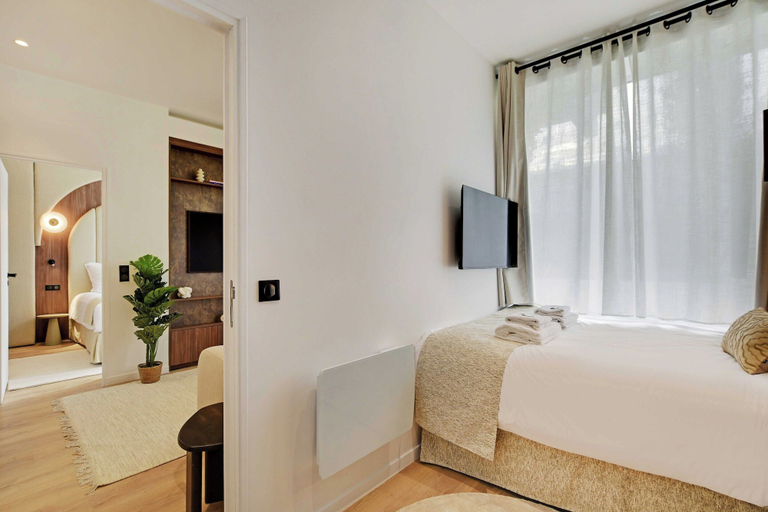 Bedroom 2, Newly Refurbished Flat in Heart of 18th District, Paris