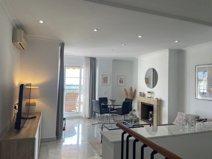 Interior, 2-bed Sea View Apt, 10 Mins From Puerto Banus, Málaga
