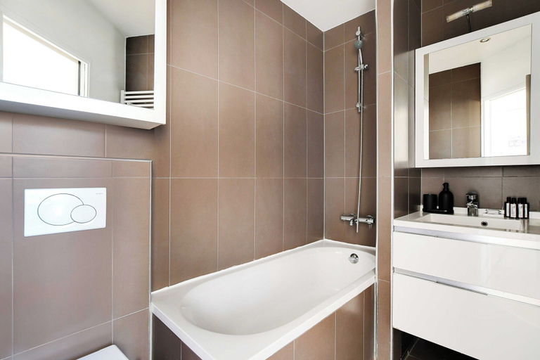 Bathroom 3, Spacious Duplex - 2br/6p - Le Marais, Paris