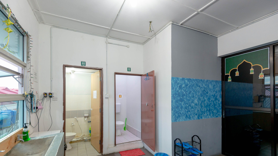 Bathroom 5, Island Backpackers, Semporna