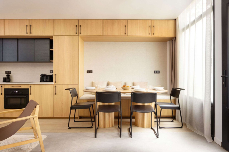 Dining 5, Elegance & Comfort With A/C in the Heart of 11th, Paris