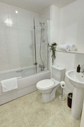 Bathroom 3, Lovely Flat in Kiln Close With Free Parking, Gloucestershire