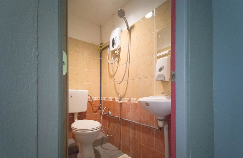 Bathroom 3, Koptel Budget Hotel, Bau