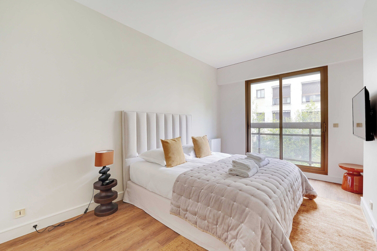 Room 2, Modern apt With Balcony-2br/6p-neuilly-sur-seine, Hauts-de-Seine