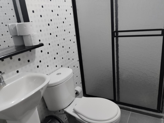 Bathroom 3, Hotel Ozzy, Puerto Triunfo