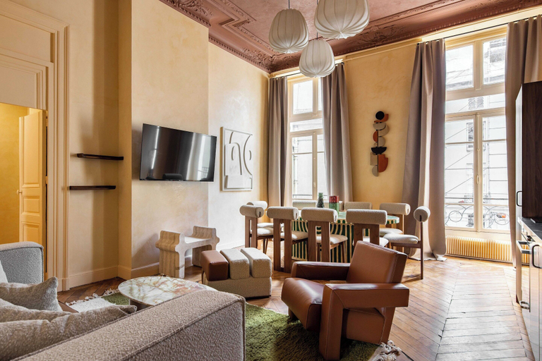 Living area, Exclusive Apartment - 5bd/12p - Grands Boulevards, Paris