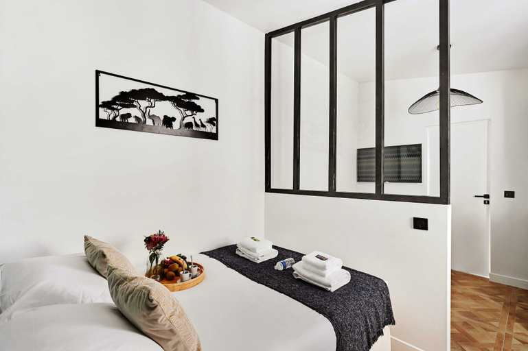 Bedroom 2, Cosy Apartment - Tour Eiffel / Champs de Mars 19B, Paris