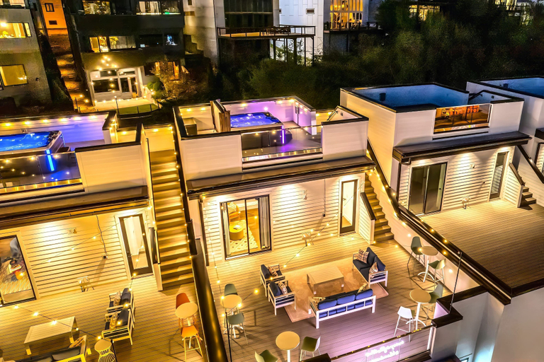 Room 3, Luxury Stay With Rooftop Views in Prime Location, Davidson