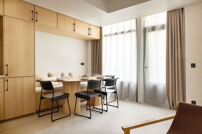 Dining 4, Elegance & Comfort With A/C in the Heart of 11th, Paris