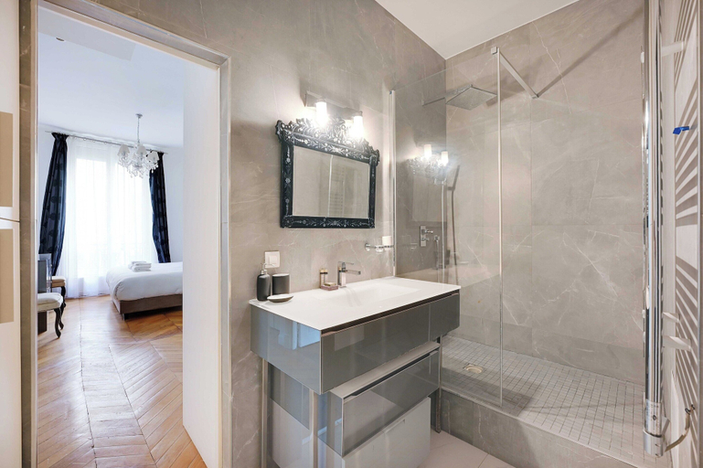 Bathroom 2, Charming 2br/4p - Georges V / Champs-a%0lysaes, Paris