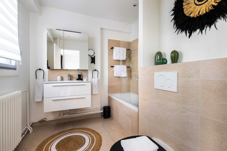 Bathroom, Charming Duplex - 1br/4p - Eiffel Tower View, Paris