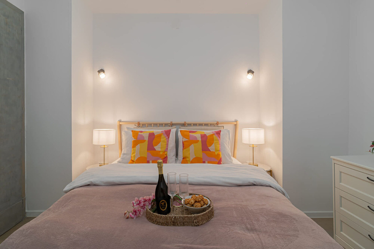 Room 4, Charming 2BR Apartment - Steps to Romanian Athenaeum, Municipiul Bucuresti