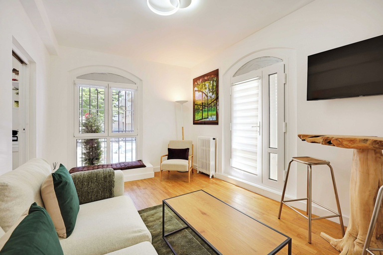 Living area 4, Exceptional Flat - 3bd/8p - Trocadero, Paris