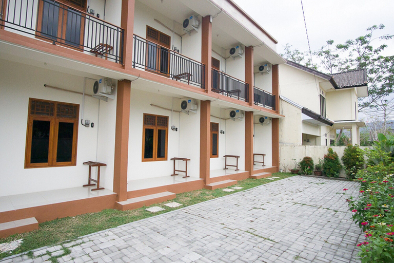 Exterior & Views 2, RedDoorz @ BaleEja Syariah Senggigi, Lombok