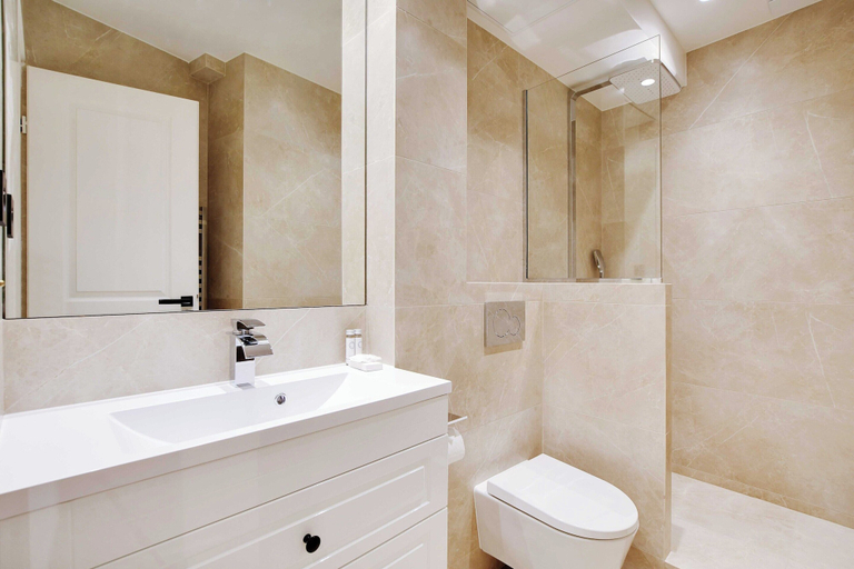 Bathroom 2, Modern Apartment - 2br/6p - Enfants-rouges, Paris