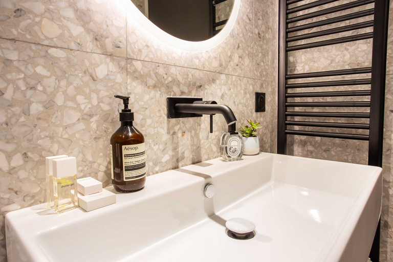 Bathroom 5, Magnificent 1br/4p Apartment - Montorgueil 6, Paris