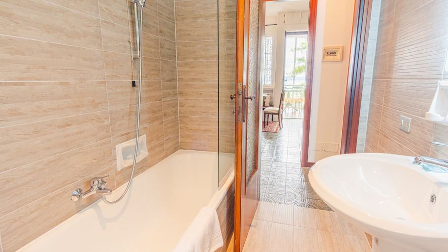 Room 5, Villa Castlegrace Lake Garda - Italian Homing, Brescia