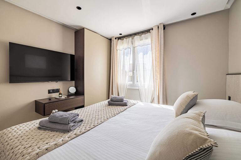 Room 2, Sublime Haussmannian Apartment, Alpes-Maritimes