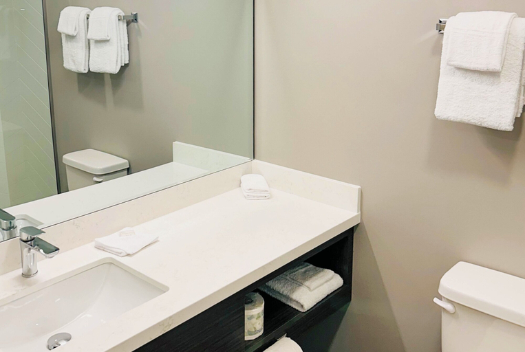 Bathroom 3, Studio 6 Hornepayne, ON, Algoma