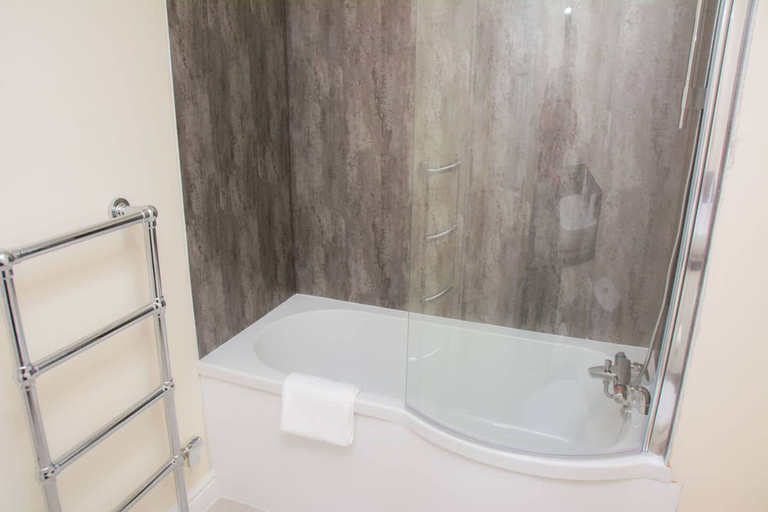 Room 2, Orange Lilly in Stroud, Gloucestershire