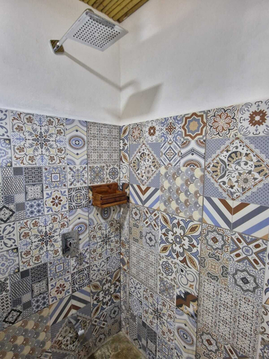 Bathroom 3, Bonding Coffee Roaster Café & Hotel, Aguirre