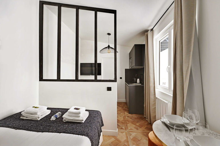 Bedroom 3, Cosy Apartment - Tour Eiffel / Champs de Mars 19B, Paris
