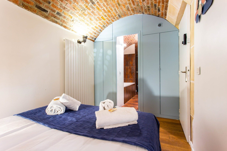 Bedroom 5, Bright Triplex - 4br/10p - Moulin Rouge, Paris