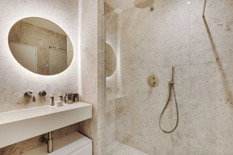 Bathroom 5, Newly Refurbished Flat in Heart of 18th District, Paris