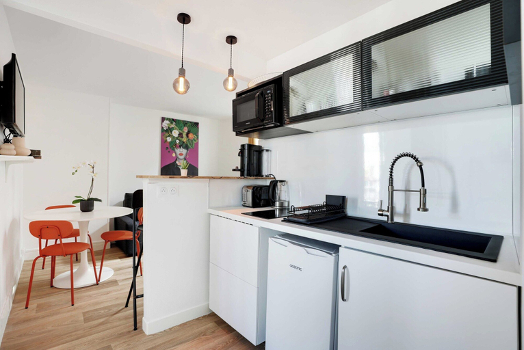Private kitchen 5, Modern Apartment - 2br/4p - Sacre-coeur, Paris