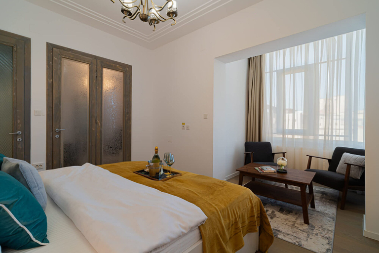 Room 5, Charming 2BR Apartment - Steps to Romanian Athenaeum, Municipiul Bucuresti