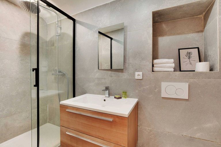 Bathroom 2, Elegant Apartment - 2bd/6p - Hotel de Ville, Paris