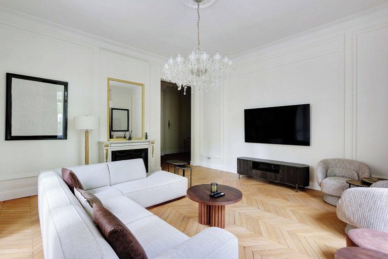 Living area 2, Spacious Apartment - 2br/4p - Arc de Triomphe, Paris