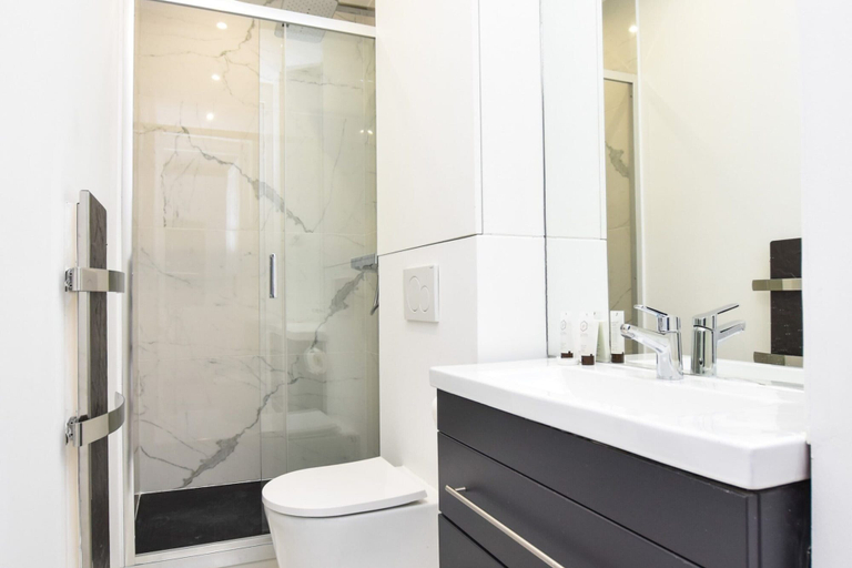 Bathroom 2, Cosy Appt - Grands Boulevards / Musae Gravin, Paris