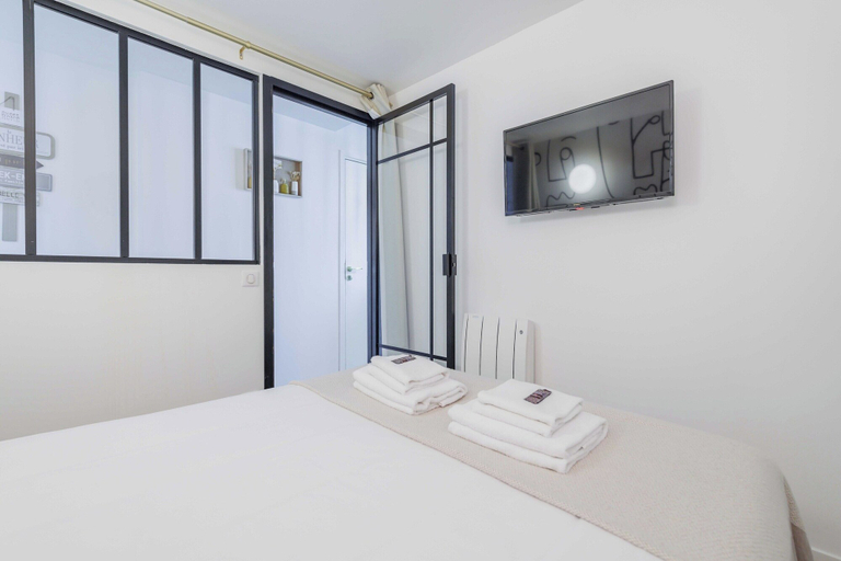Bedroom 5, Chic, Comfortable Flat Near rue Montmartre, Paris