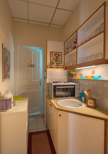 Others 3, Stately central apartment, 80 m2, 7' from metro, Attica
