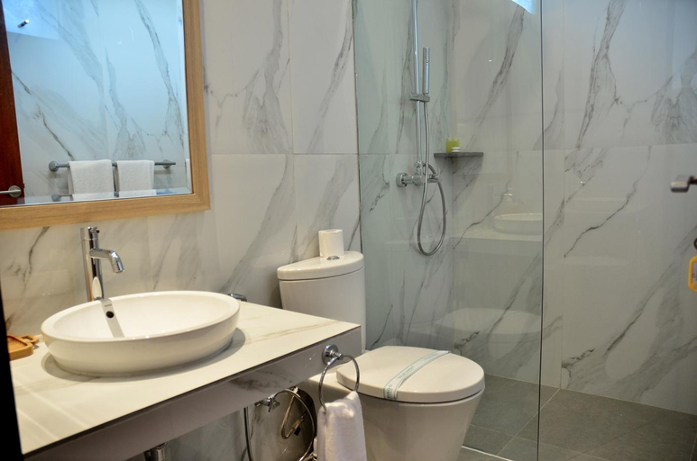 Bathroom 4, Atsuka Hill view 8BR Vila with private heated pool, Bandung