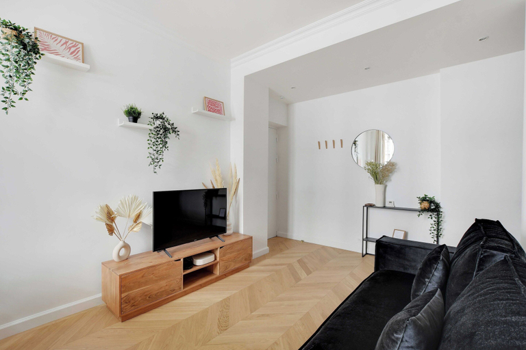Living area 5, Elegant Apartment -2br/6p - Pere Lachaise, Paris