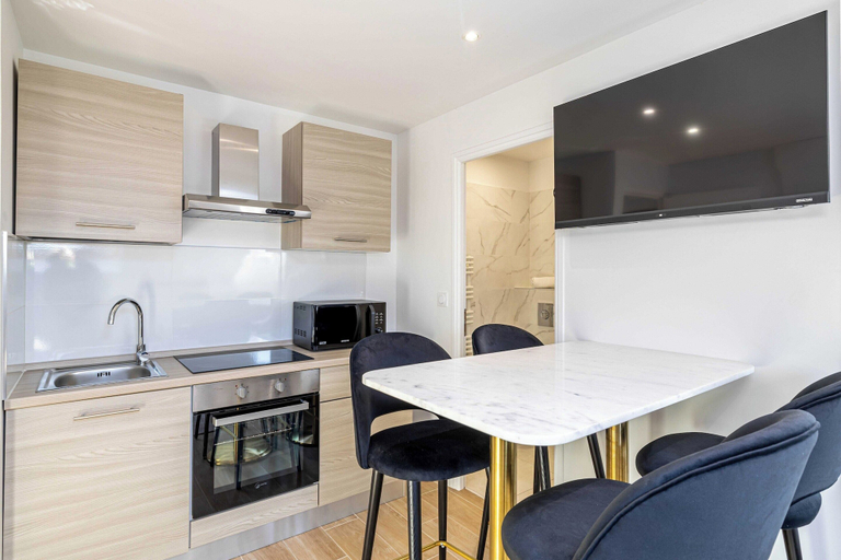 Private kitchen 4, Large Renovated Studio - Bright - 1br/4p, Alpes-Maritimes