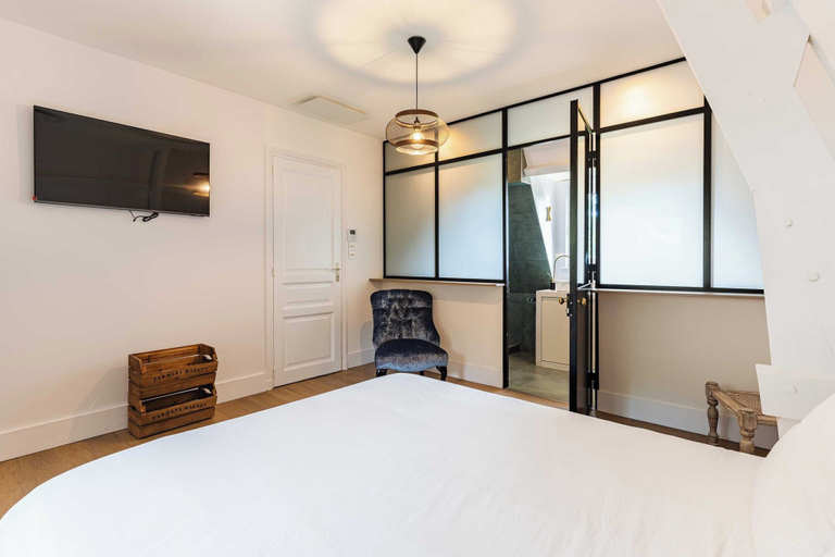 Room 4, Haven of Peace With Heated Pool and Garden, Calvados