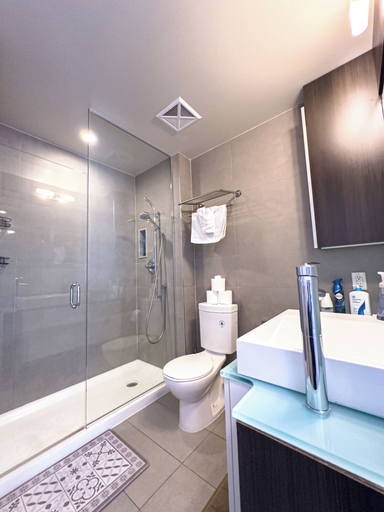 Bathroom 4, Comfy Suites Rogers Centre Free Parking, Toronto