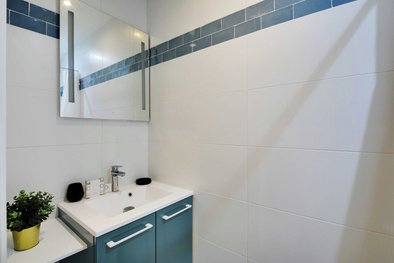 Bathroom 4, Spacious Apartment - 3br/8p - Place de la Nation, Paris