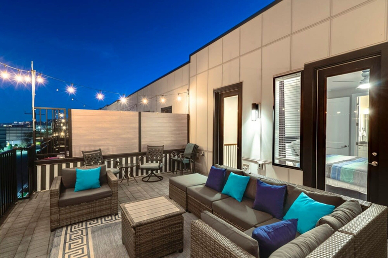 Room 3, Luxury Townhome With Rooftop Deck Skyline Views, Davidson