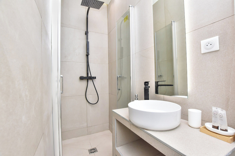 Bathroom 4, Spacious apartment - 3BR/8P - Pigalle/Musée Grévin, Paris