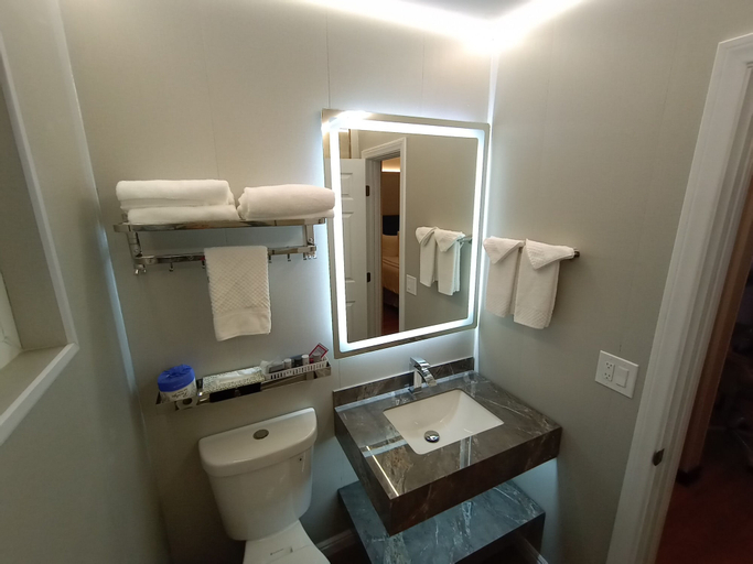 Bathroom 5, Mountain View Motel, Inyo