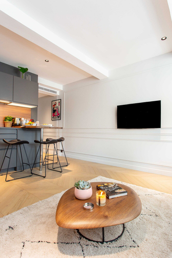 Dining 4, Magnificent 1br/4p Apartment - Montorgueil 7, Paris